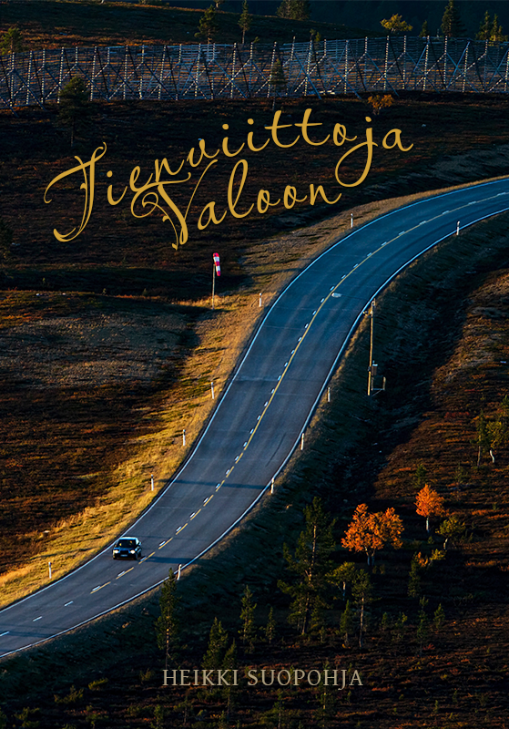 Tiedon ulottuvuudet -kirjakansi. Hahmo kävelee pitkää kaartuvaa käytävää, jonka yllä kaartuvat betonirakenteet valoin ja varjoin; kaukaa tulee sateenkaaren väreissä väreilevää abstraktia aaltomaista kuviota.
